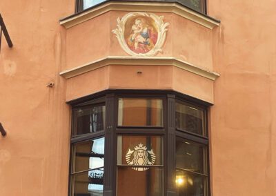 Gnadenmutter & Starbucks Innsbruck Altstadt