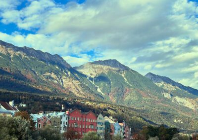 Bunte Häuser mit Nordkette Innsbruck