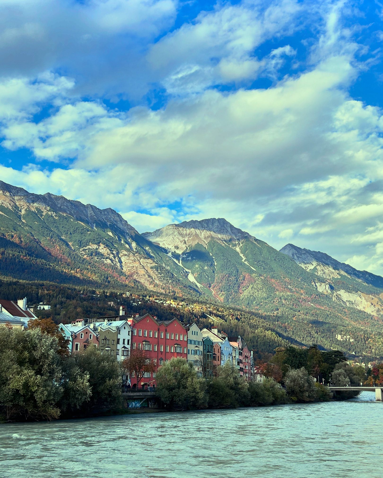 Bunte Häuser mit Nordkette Innsbruck