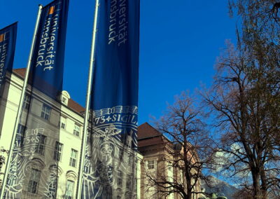 Universität Innsbruck mit Fahne