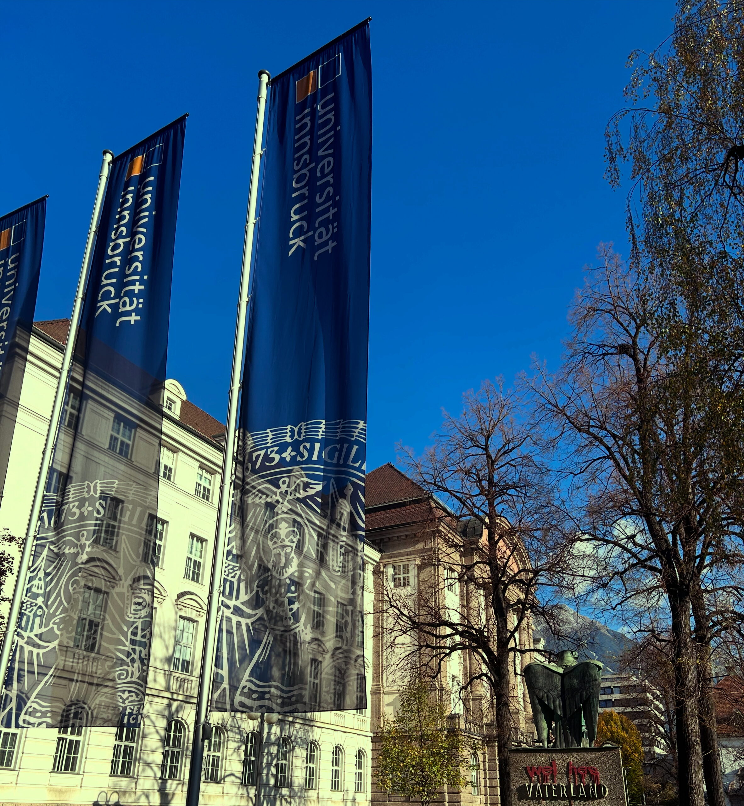 Universität Innsbruck mit Fahne